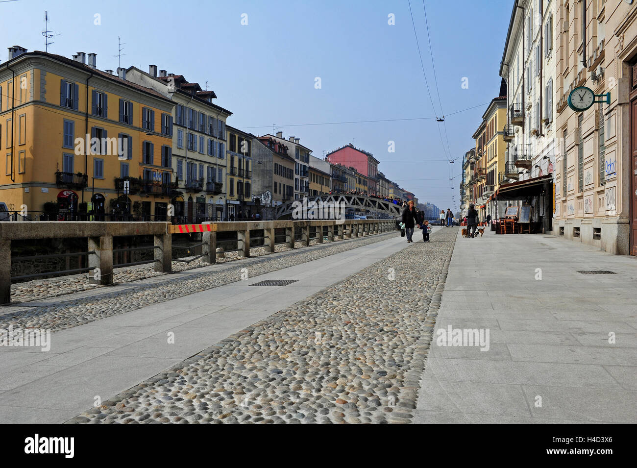 La chaussée a récemment terminé le long du Naviglio Grande, juste au sud du centre-ville de Milan. Banque D'Images