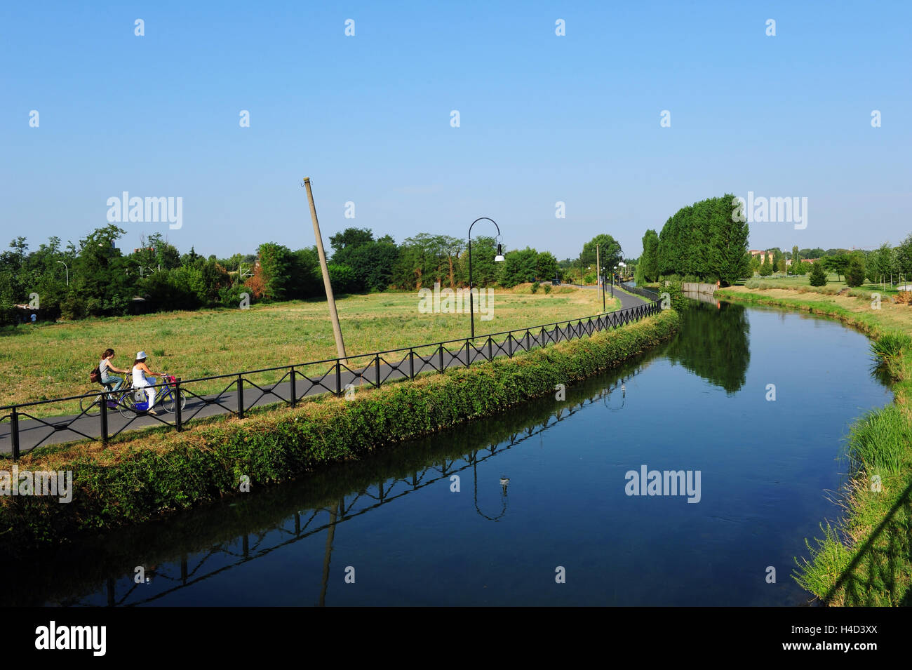 La moins connue des canaux de Milan, le Naviglio della Martesana, parfait pour les balades à vélo. Banque D'Images