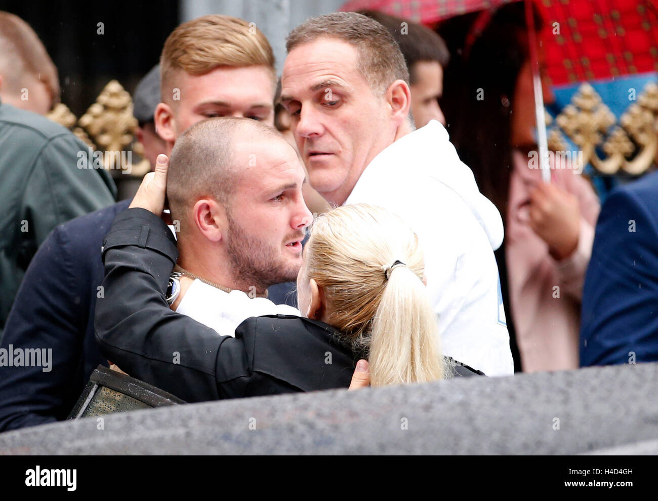 Dale Evans est boxeur réconforté après les funérailles de Mike boxer serviette, qui est mort à la suite d'un combat Poids welter le mois dernier, à St Andrew's Cathedral, Dundee. Banque D'Images