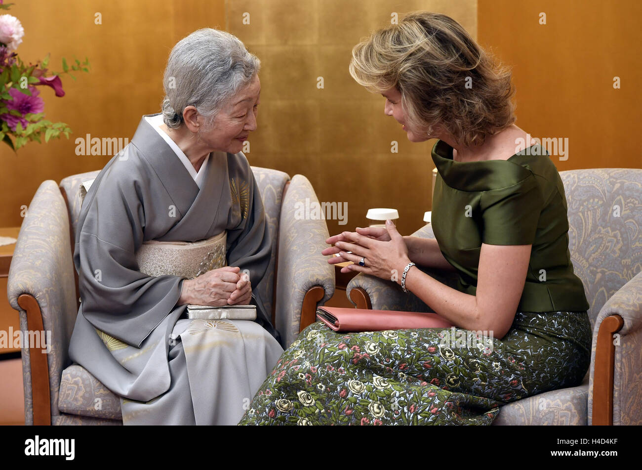 L'Impératrice Michiko du Japon et de la Reine Mathilde de Belgique sur la photo après le concert belge officielle sur le quatrième jour d'une visite d'état au Japon des Royals belge, le jeudi 13 octobre 2016, à Tokyo, Japon. BELGA PHOTO ERIC LALMAND Banque D'Images