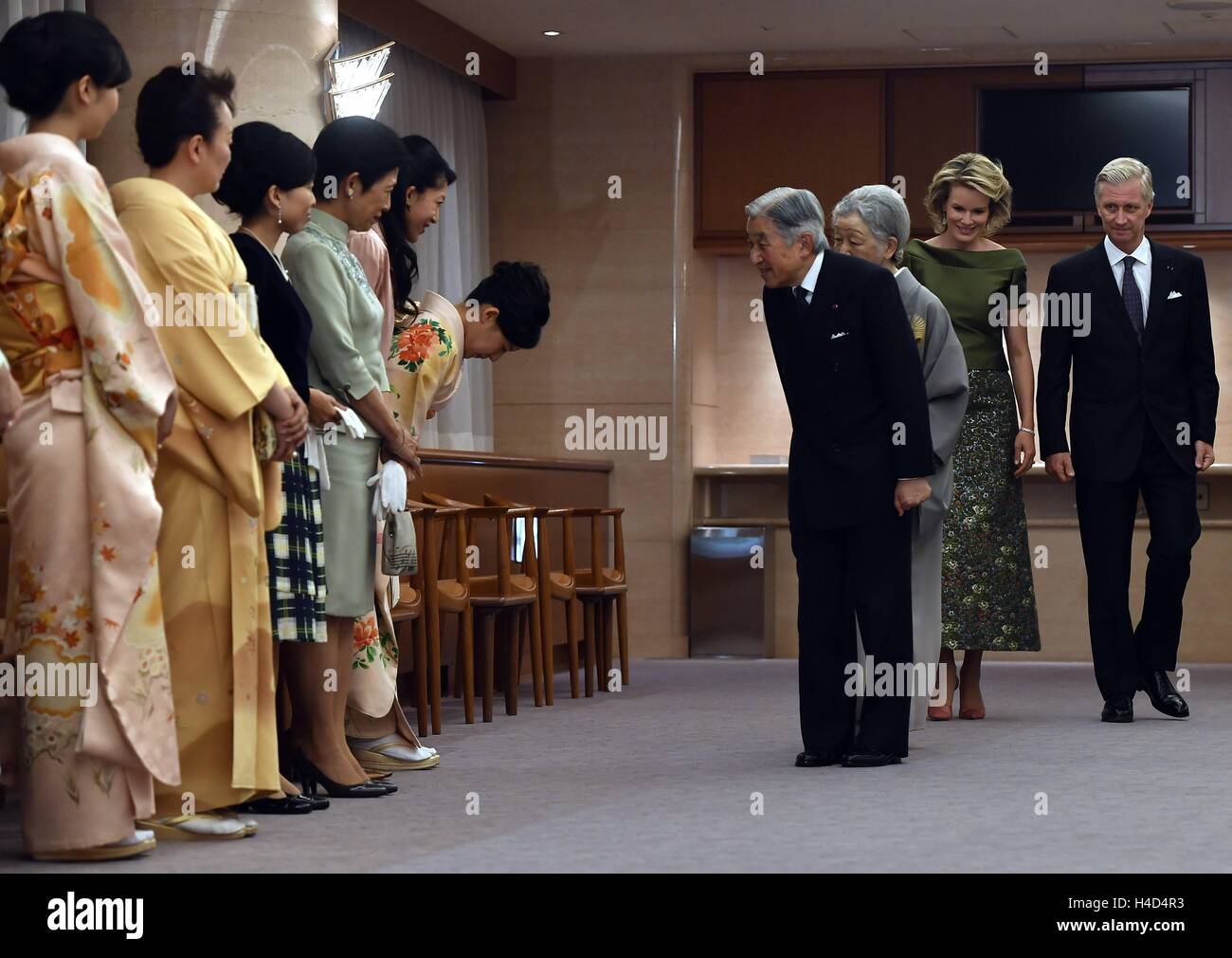 L'empereur japonais Akihito, l'Impératrice Michiko du Japon, la Reine Mathilde de Belgique et Philippe - Filip de Belgique en photo lors de la journée officielle de concert belge sur quatre d'une visite d'état au Japon des Royals belge, le jeudi 13 octobre 2016, à Tokyo, Japon. BELGA PHOTO ERIC LALMAND Banque D'Images