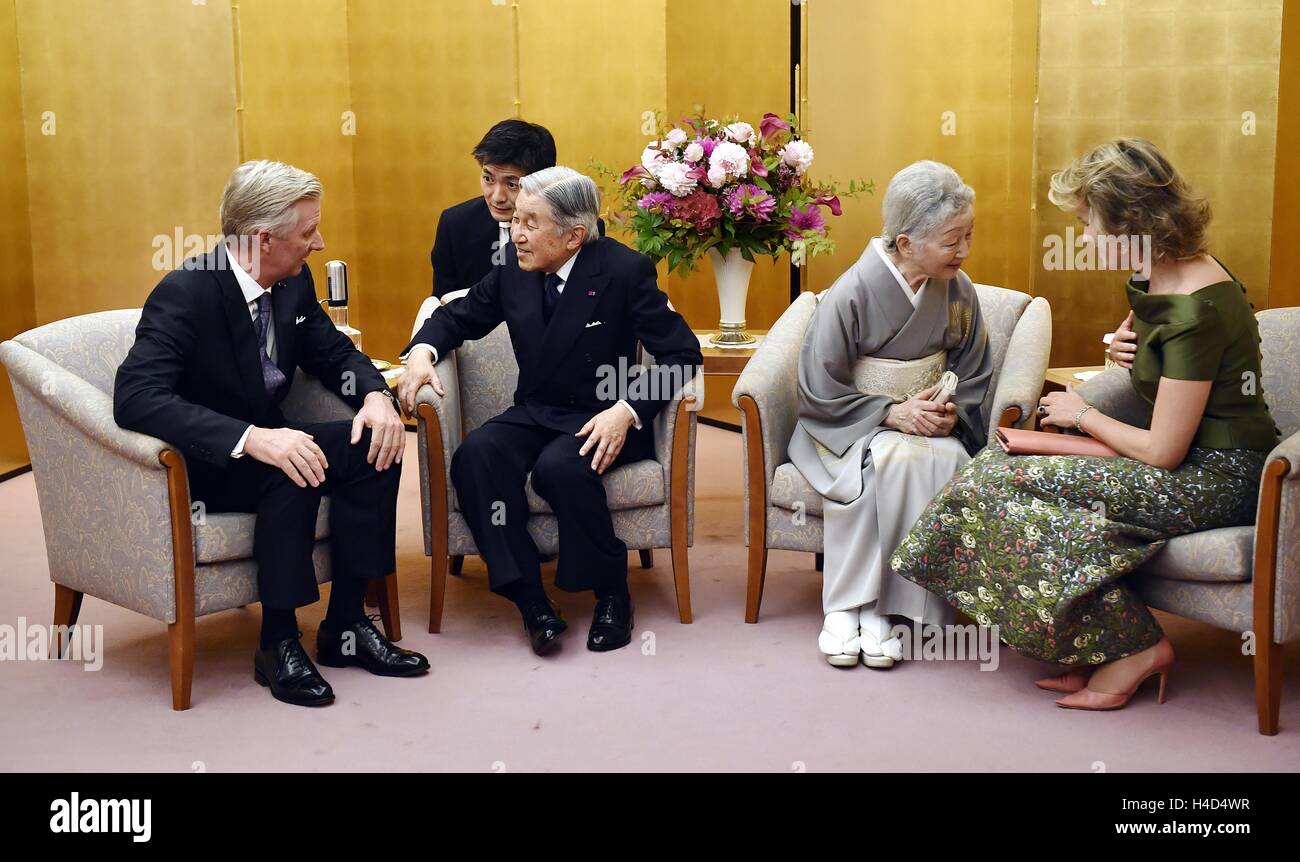 Le roi Philippe - Filip de la Belgique, l'empereur japonais Akihito, l'Impératrice Michiko du Japon et de la Reine Mathilde de Belgique sur la photo après le concert belge officielle sur le quatrième jour d'une visite d'état au Japon des Royals belge, le jeudi 13 octobre 2016, à Tokyo, Japon. BELGA PHOTO ERIC LALMAND Banque D'Images