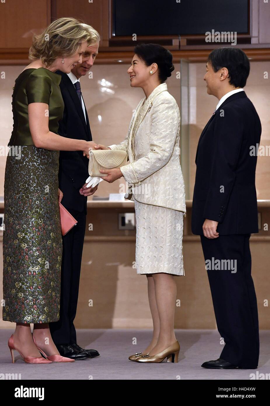 Le roi Philippe - Filip de Belgique, la Reine Mathilde de Belgique, Prince héritier Naruhito japonais et japonais de la Princesse Masako photographié pendant les quatre jours de concert belge d'une visite d'état au Japon des Royals belge, le jeudi 13 octobre 2016, à Tokyo, Japon. BELGA PHOTO ERIC LALMAND Banque D'Images