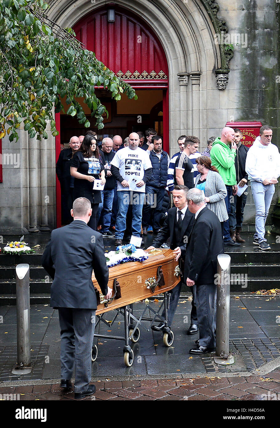 Le cercueil de serviette Mike boxer arrive pour les funérailles au St Andrew's Cathedral, Dundee. Banque D'Images