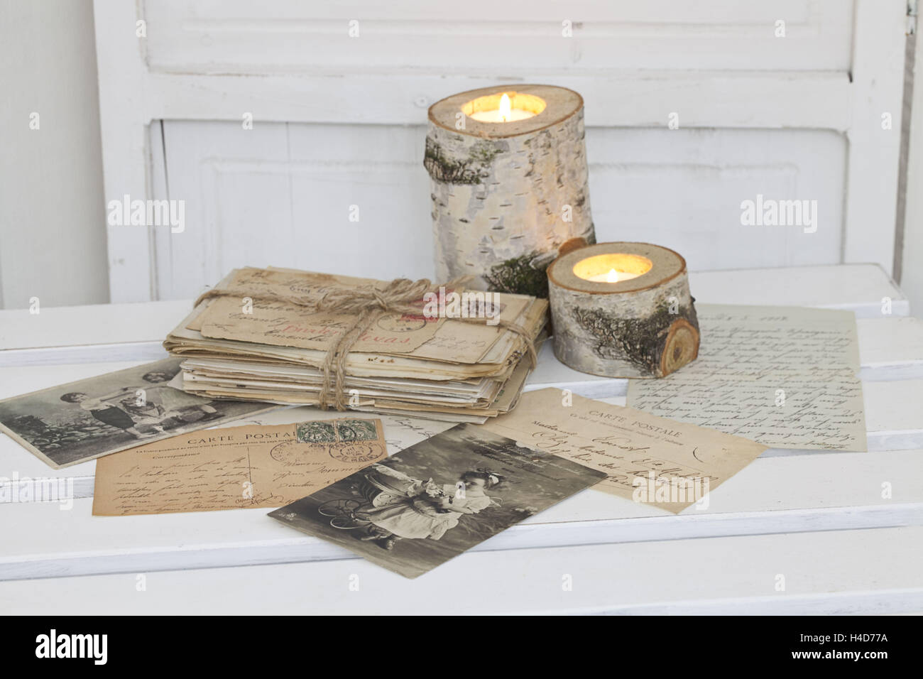 Still Life, bougies, lettres, cartes postales Banque D'Images