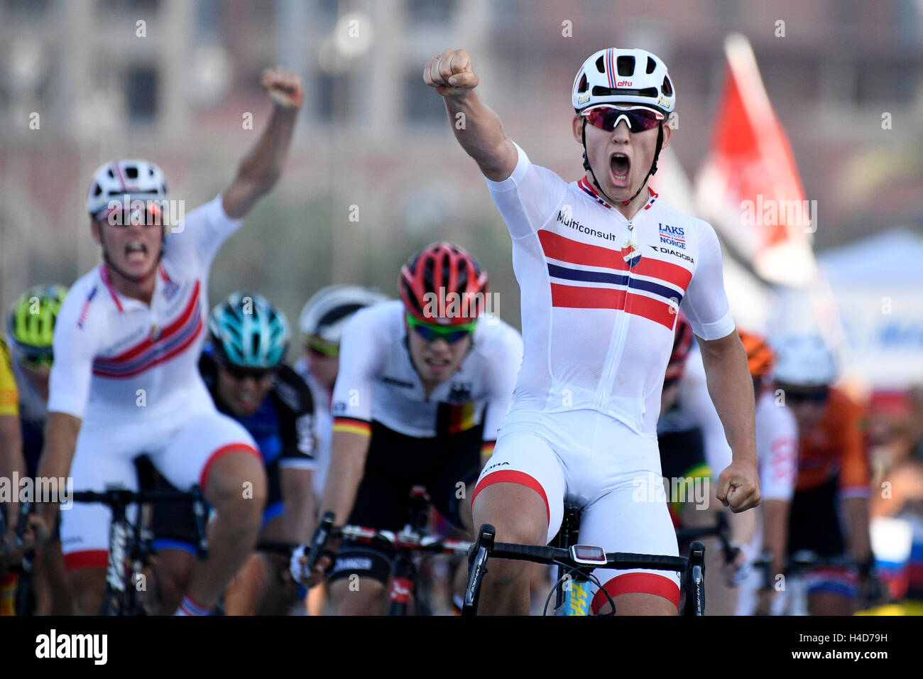 Le Norvégien Kristoffer Halvorsen célèbre comme il franchit la ligne d'arrivée pour gagner la les hommes de moins de 23 à la course sur route UCI 2016 Championnats du Monde de Cyclisme sur Route monde à Doha, Qatar, le jeudi 13 octobre 2016. PHOTO BELGA YORICK JANSENS Banque D'Images