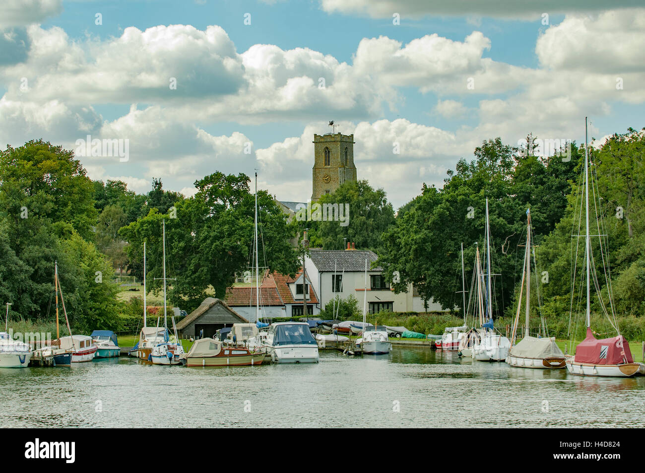 Malthouse vaste et St Helen's Church, Ranworth, Norfolk, Angleterre Banque D'Images