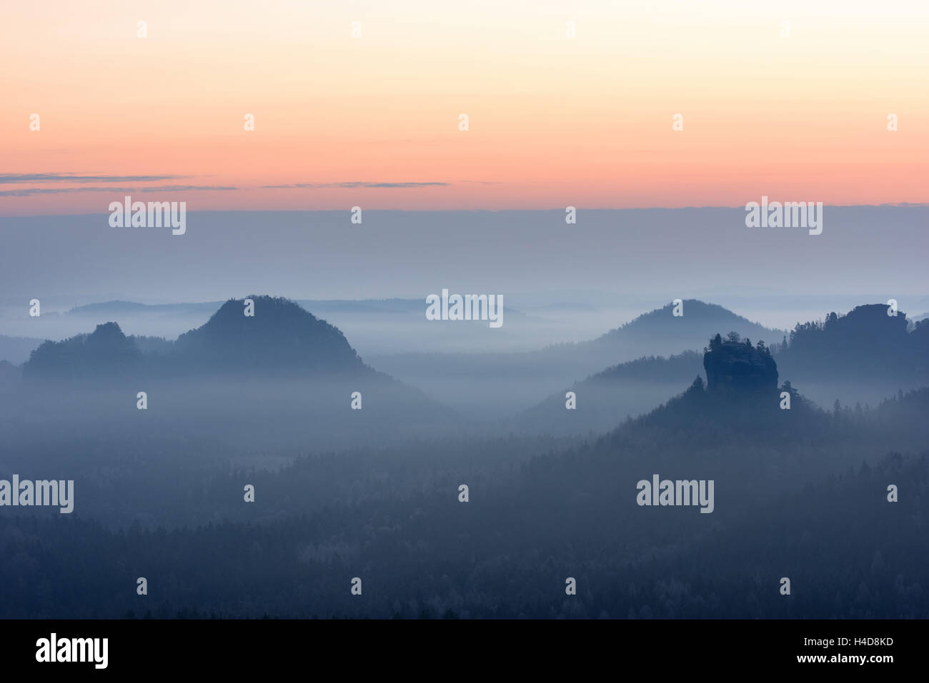 Lever de soleil, hiver, pierre Zschand, brouillard, la Suisse Saxonne, de montagnes basses, Allemagne Banque D'Images