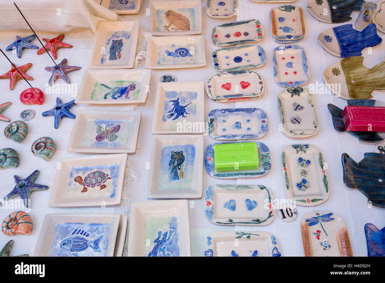 La céramique de vente, marché hebdomadaire à Santanyi, sud-est, l'île de Majorque, Îles Baléares, Espagne, Europe Banque D'Images