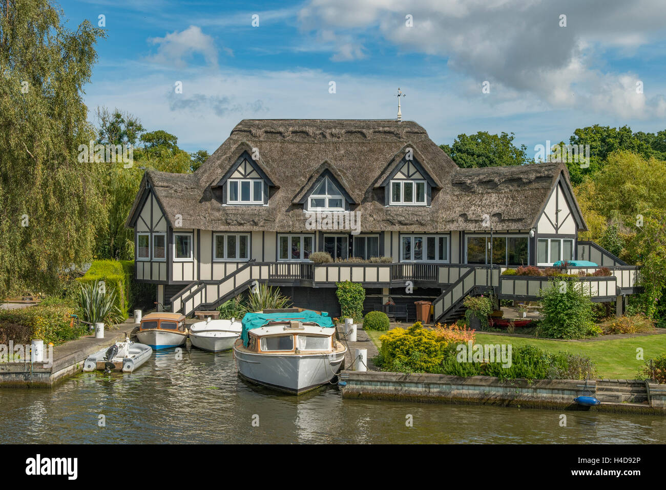 Riverside Cottage de chaume, Horning, Norfolk, Angleterre Banque D'Images