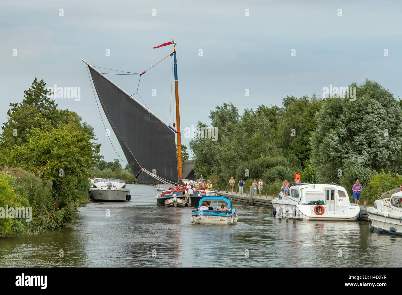 Voilier sur la rivière Ant, Fen, Gazon Gazon Barton, Norfolk, Angleterre Banque D'Images