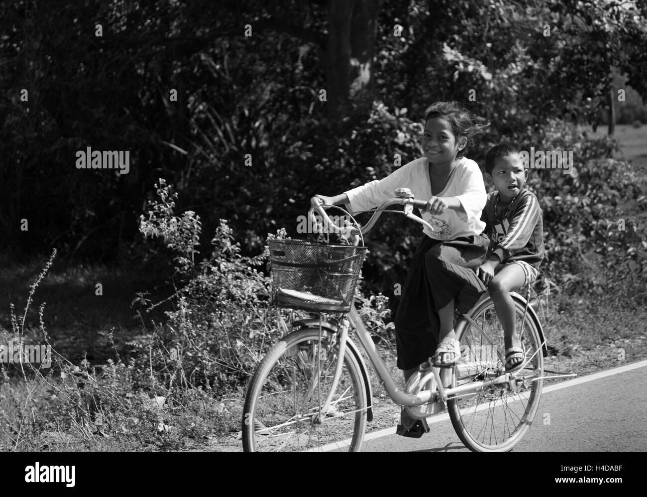 Les enfants à vélo au Cambodge, Siem Reap Banque D'Images