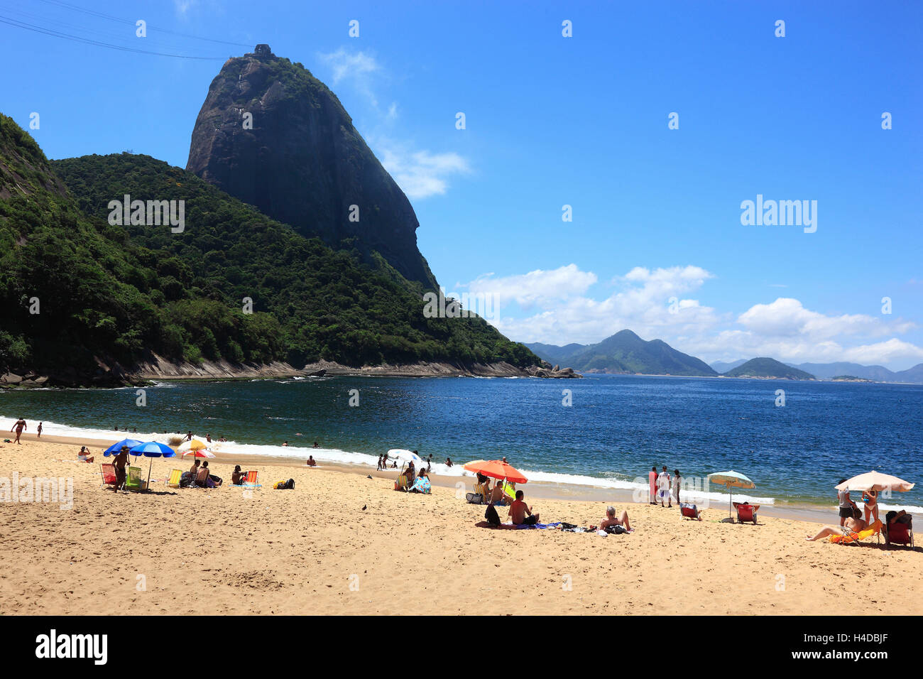 Regardez dehors pour le pain de sucre, au sud de la plage Praia Vermelha de vu, Rio de Janeiro, Brésil Banque D'Images