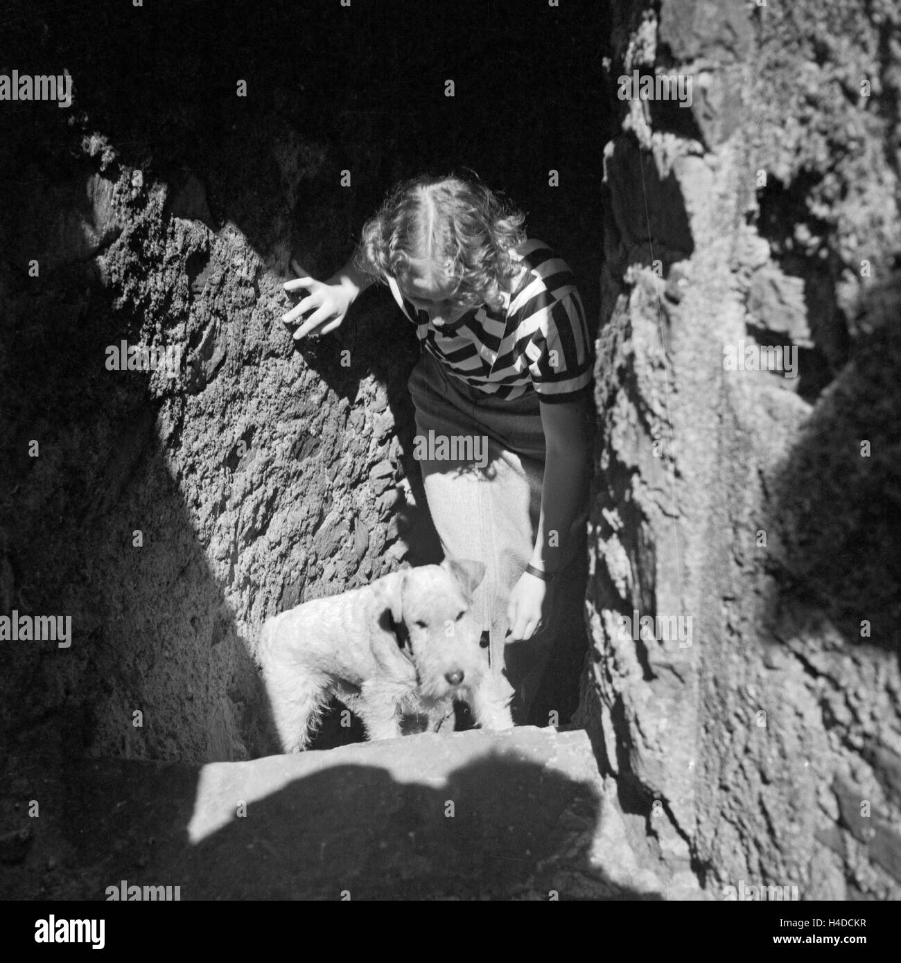 Eine Frau mit ihrem Foxterrier Besichtigungstour in Deutschland, 1930er Jahre. Une femme avec son fox-terrier sur une visite guidée, l'Allemagne des années 1930. Banque D'Images