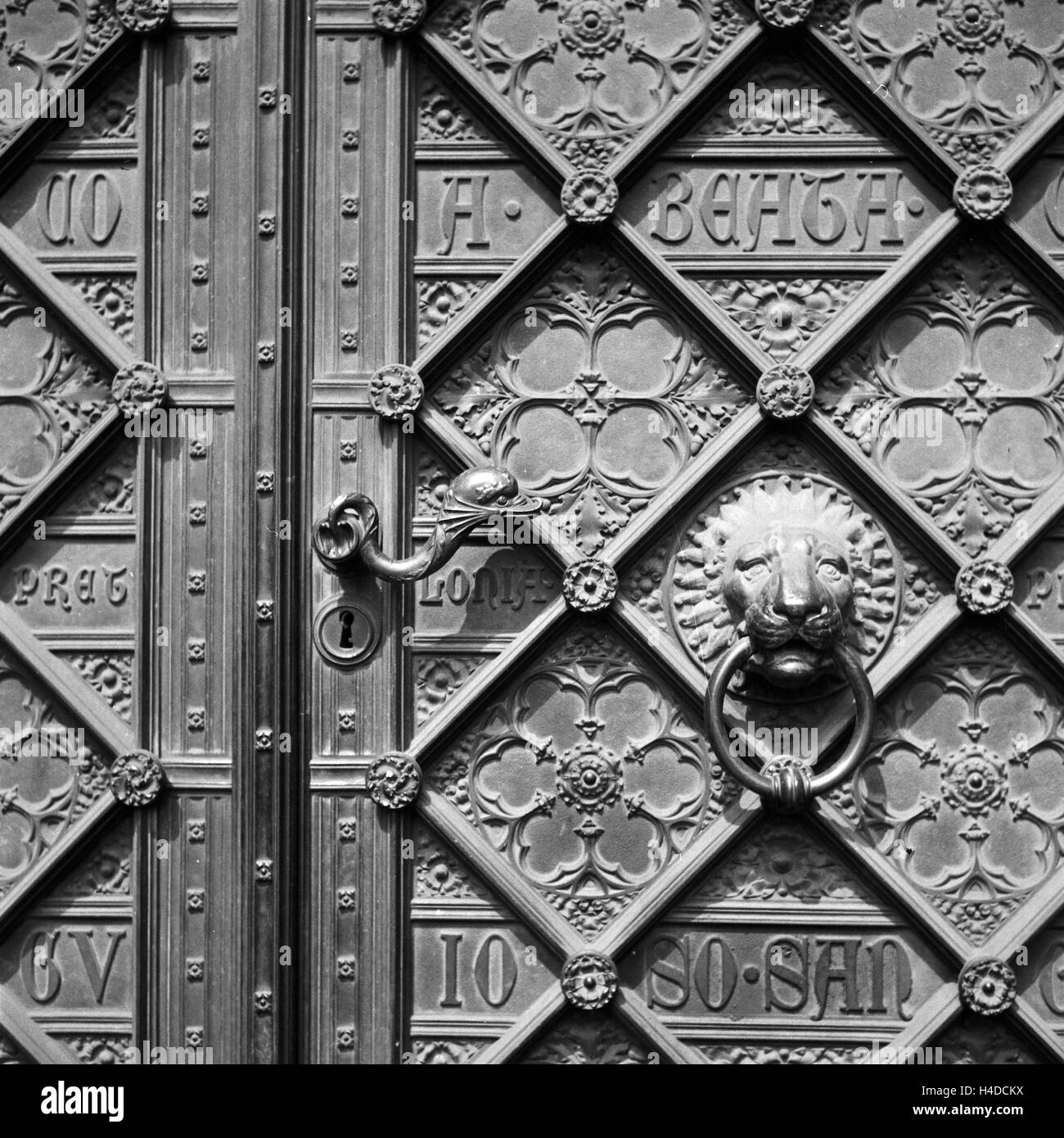 Détail suis Portal des Hohen Domes zu Köln, Deutschland 1930 er Jahre. Détail à la porte d'entrée de la cathédrale de Cologne, Allemagne 1930. Banque D'Images