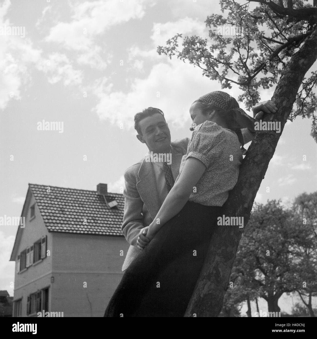 Ein junger Mann im Gespräch mit einer jungen Frau, Deutschland 1930 er Jahre. Un jeune homme à parler à une jeune femme, Allemagne 1930. Banque D'Images