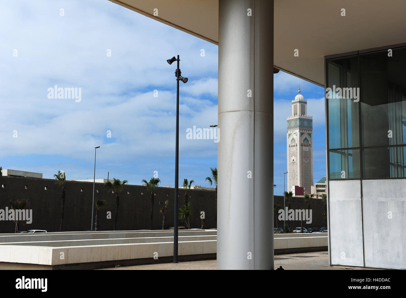 Le minaret de la mosquée Hassan II peut être vu à travers l'un des nouveaux bâtiments de la nouvelle marina de Casablanca. Banque D'Images