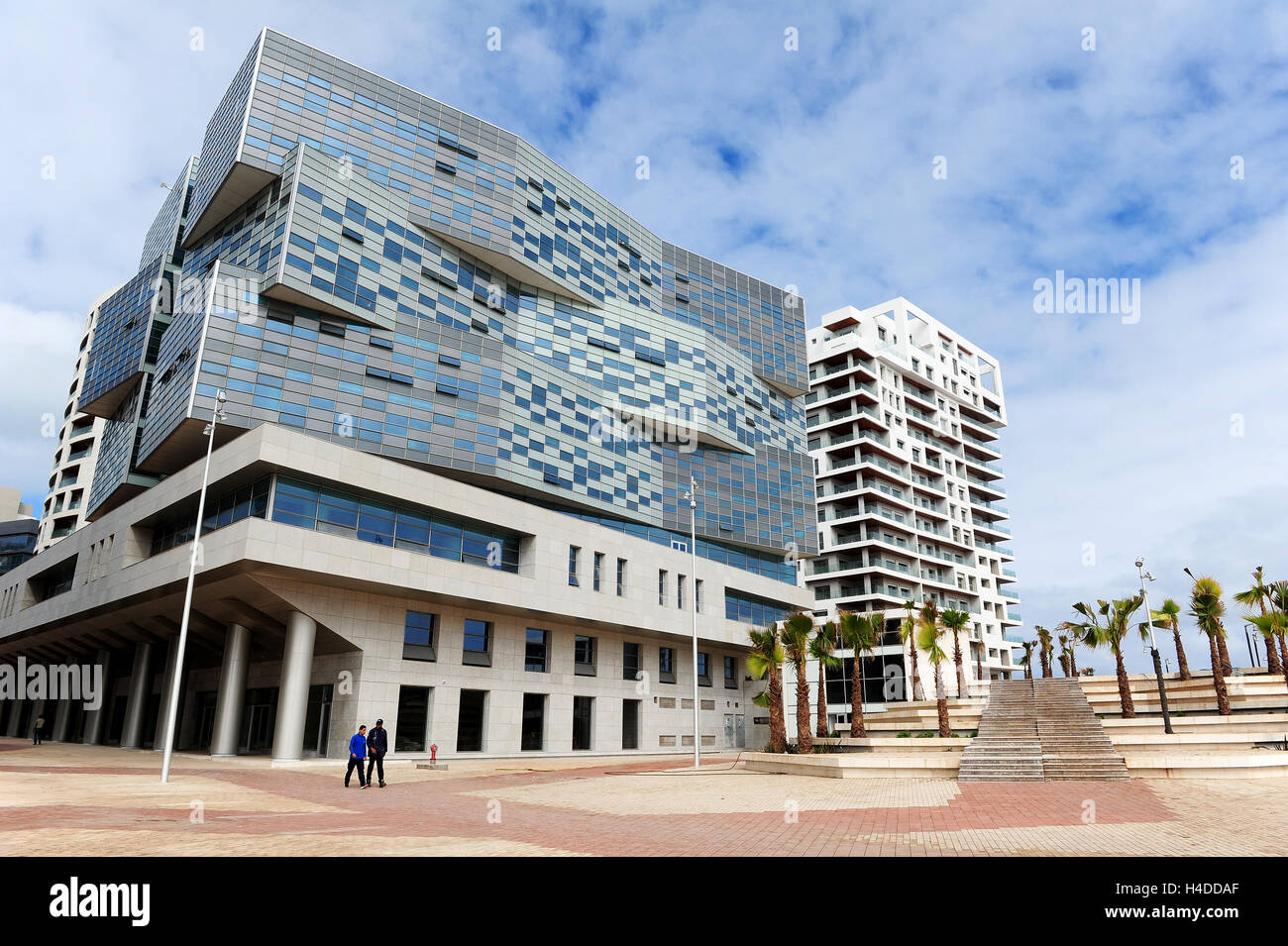 Modernité et luxe sont les clés du nouvel aménagement des rives entre la mosquée Hassan II et le port de Casablanca Banque D'Images