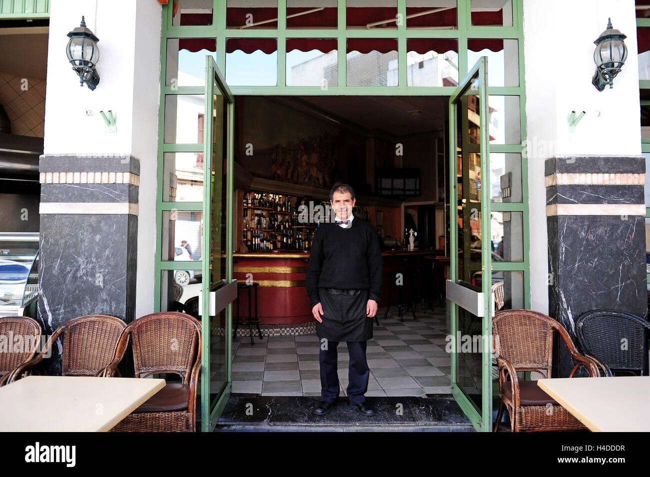 Un Garcon A Sa Photo En Face D Un Cafe De Style Francais En Face Du Cinema Rialto De Casablanca Photo Stock Alamy