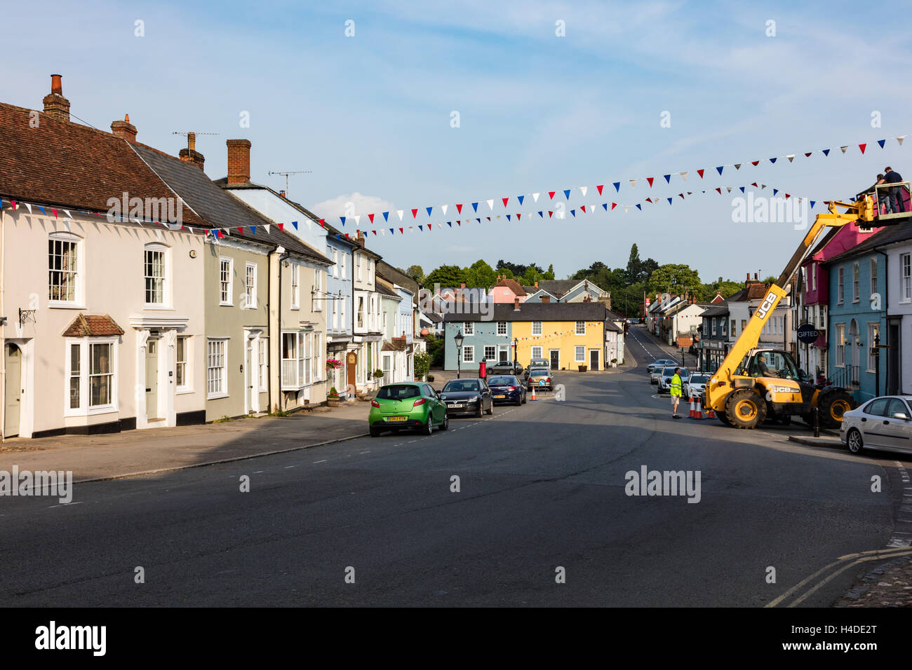 Bunting fixation à partir d'une grue pour les vacances de banque événement, Thaxted, Essex, UK Banque D'Images