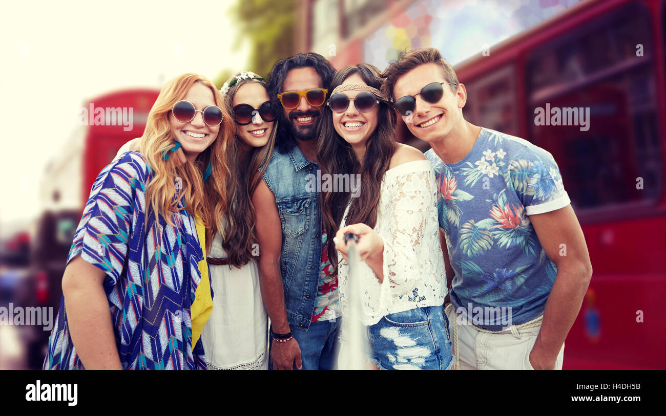 Hippie souriant avec des amis à Londres stick selfies Banque D'Images