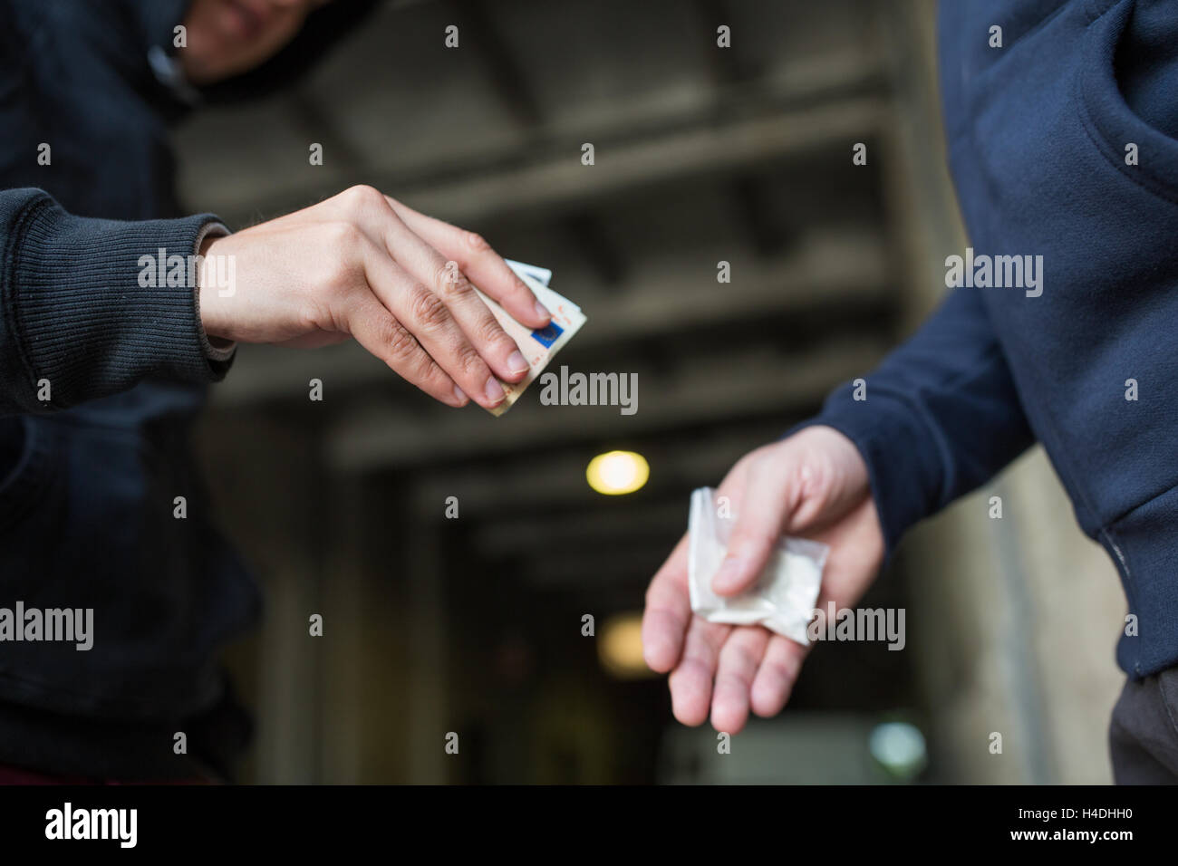 Close up of addict l'achat de doses de drogues Banque D'Images