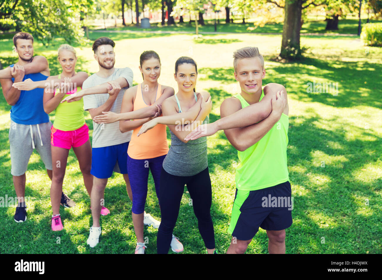 Groupe d'amis ou les sportifs exercising outdoors Banque D'Images