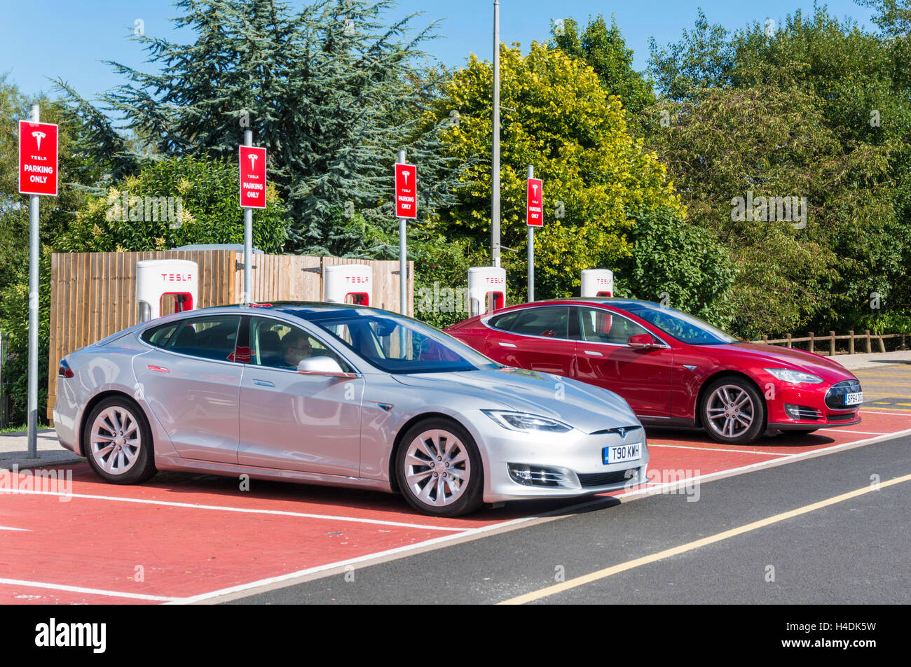 Voitures électriques Tesla modèle s au point de recharge, Hopwood Service Station Birmingham UK GB Europe véhicule électrique Banque D'Images