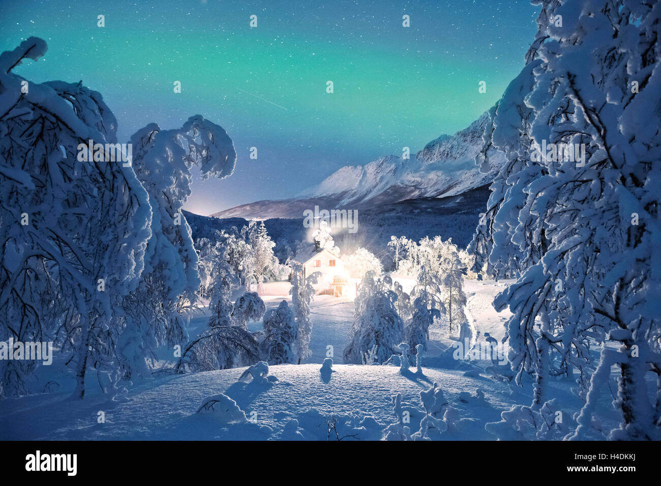 Maison en hiver paysages des Alpes de Lyngen, Norvège Banque D'Images