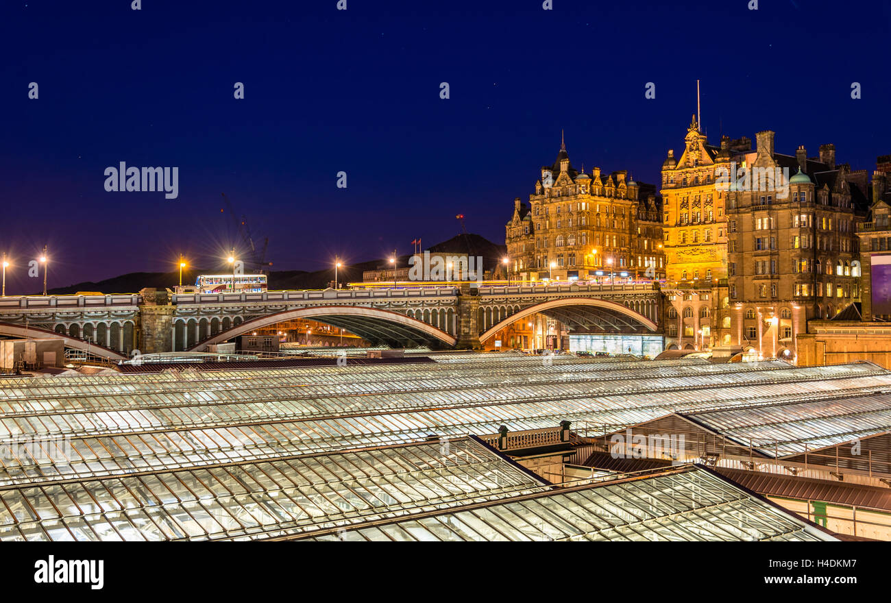 Vue sur le centre-ville d'Édimbourg et le toit de la gare de Waverley Banque D'Images