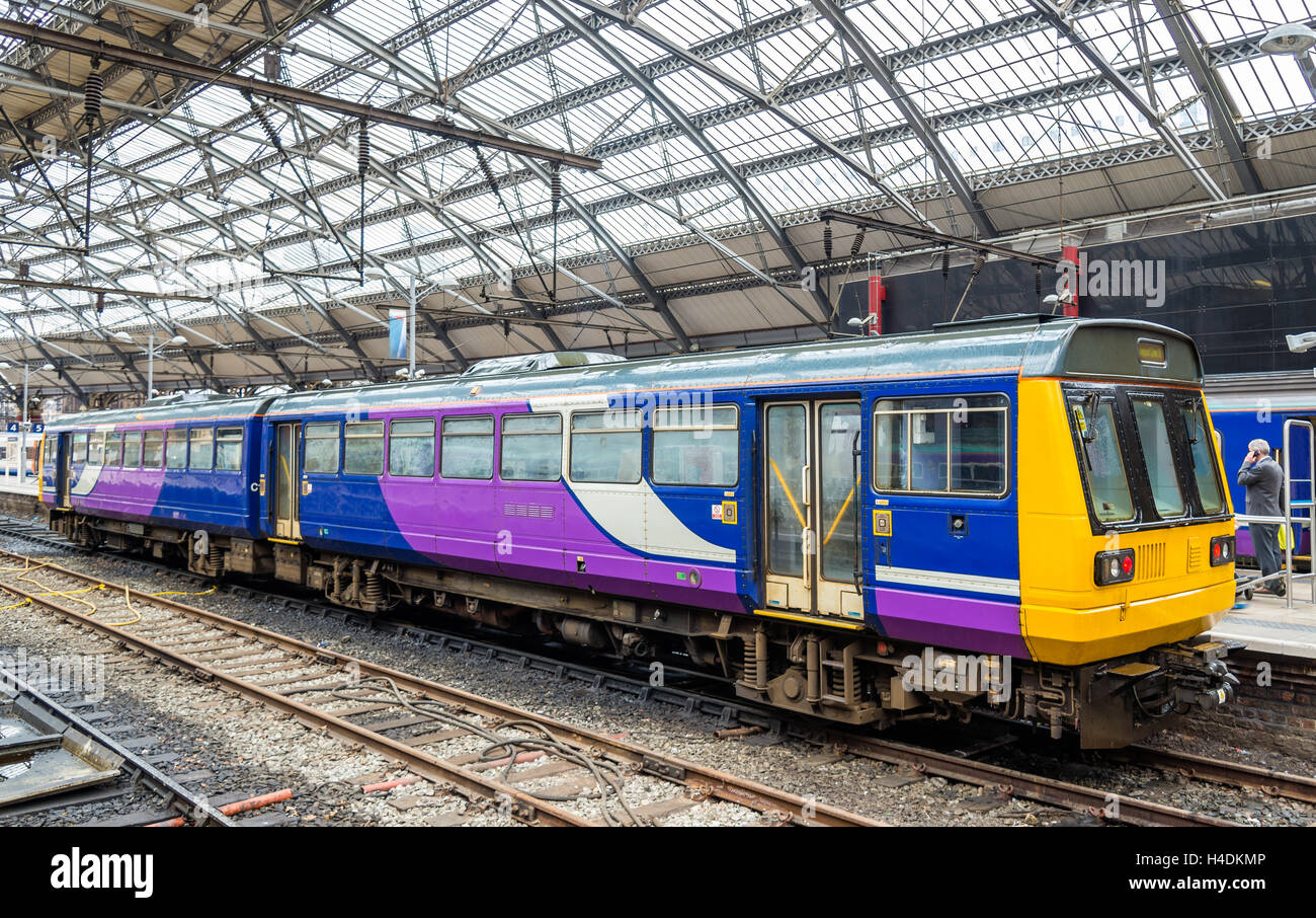 Train local à la gare de Liverpool Lime Street - Angleterre Banque D'Images