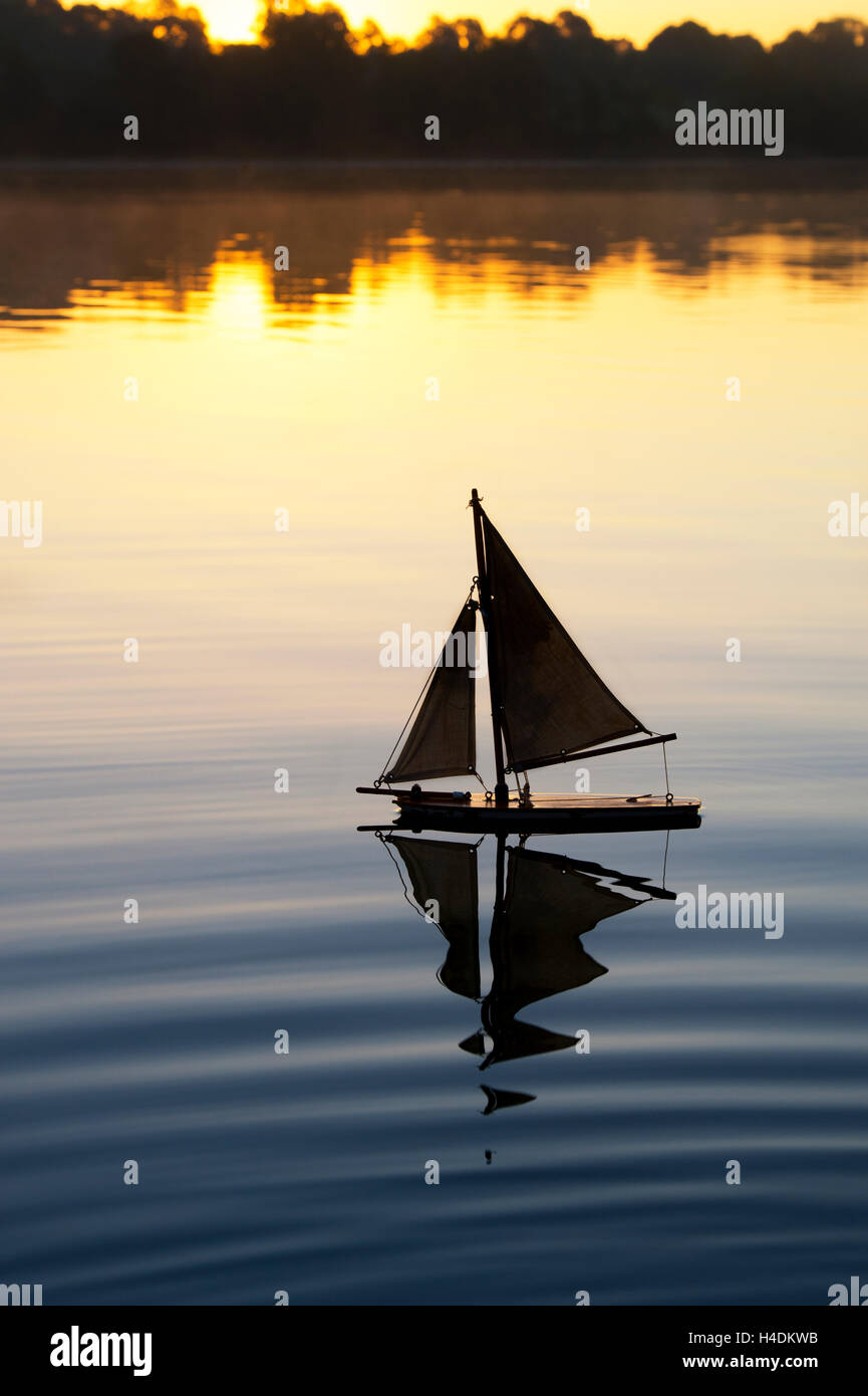 Old vintage sur un yacht de bassin lac encore au lever du soleil. Silhouette. UK Banque D'Images