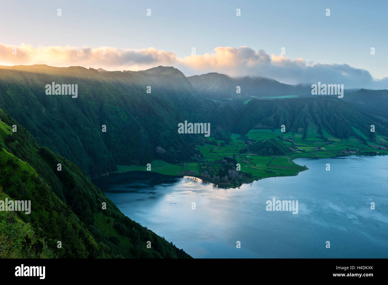 Le lac du cratère Lagoa Azul sur Sao Miguel, Açores, Portugal Banque D'Images