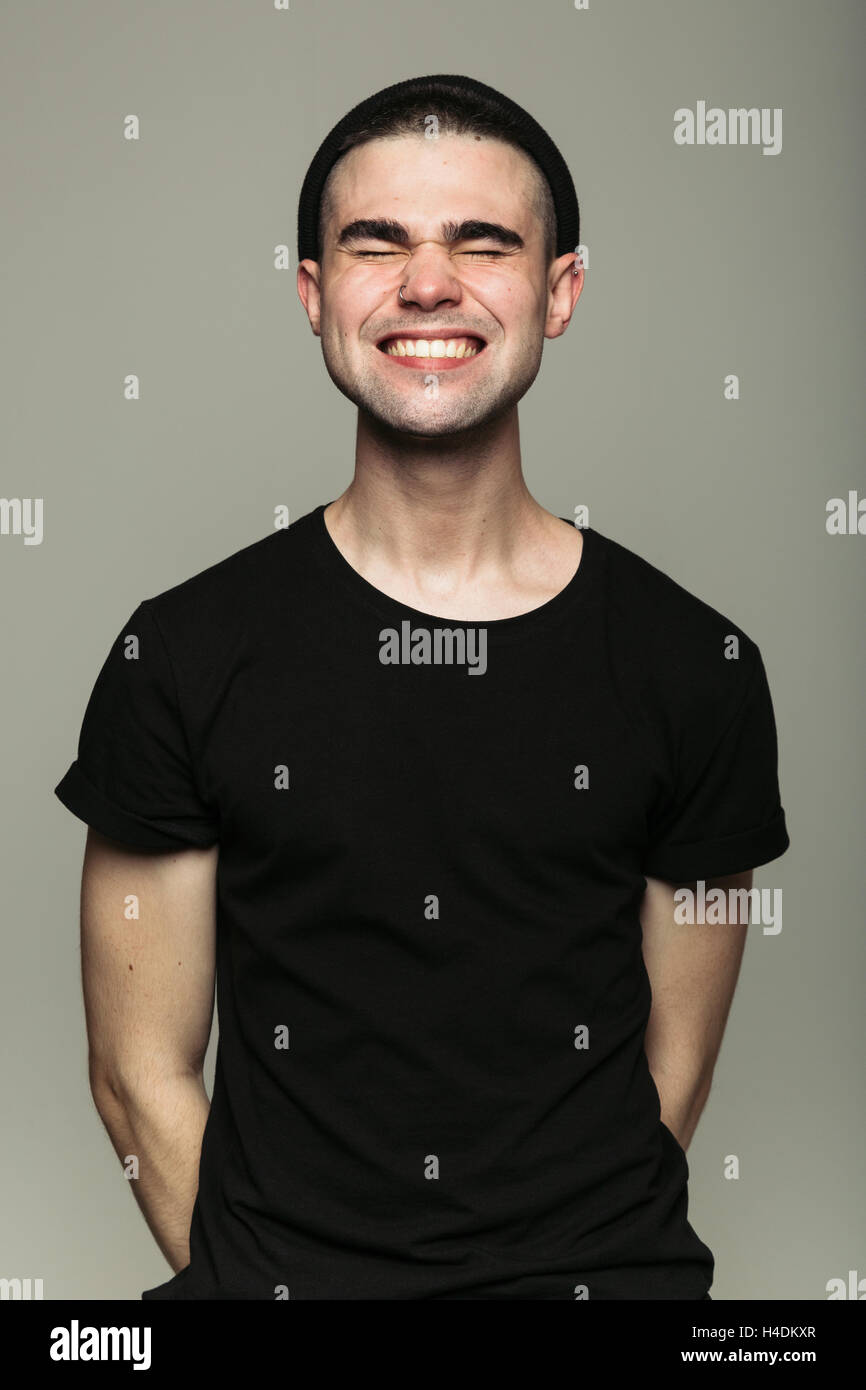 Portrait de jeune homme souriant à pleines dents Banque D'Images