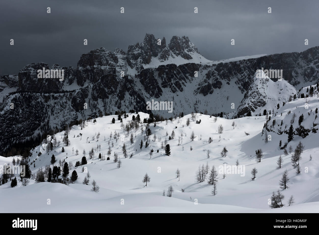 Il y Croda Lago et Cima Abrizzola, Dolomites, Italie Banque D'Images