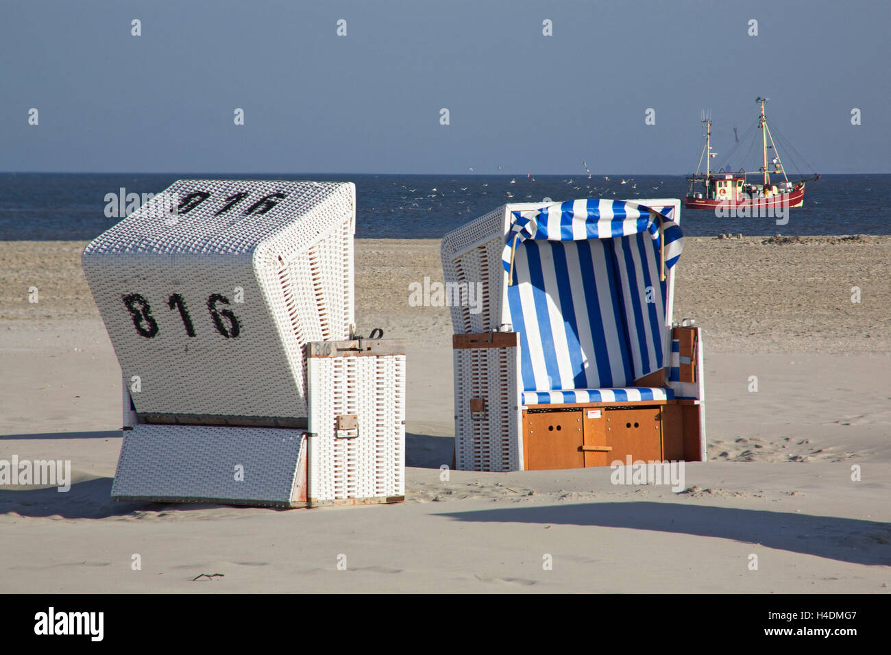 Heure du matin avec des crevettes et des chaises de plage bateau sur la plage de Ording, Banque D'Images