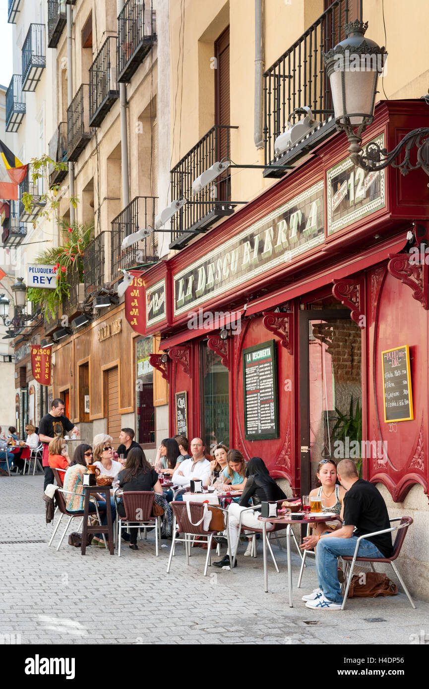 Bars sur la rue de Barcelone, Huertas, Madrid, Espagne Banque D'Images