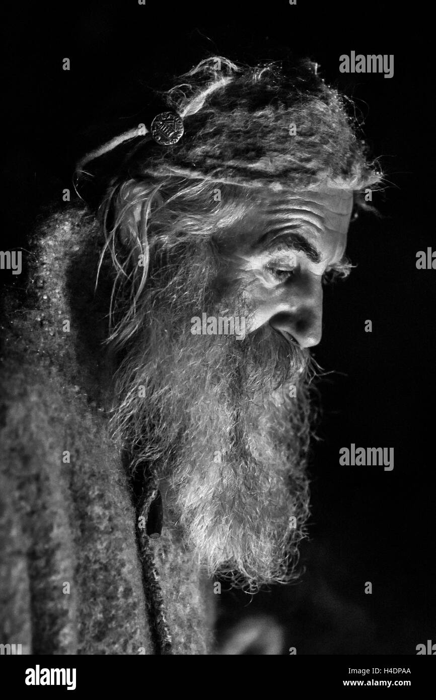 Homme plus âgé avec barbe au feu moyen, close-up, de la voie, b/w, Banque D'Images