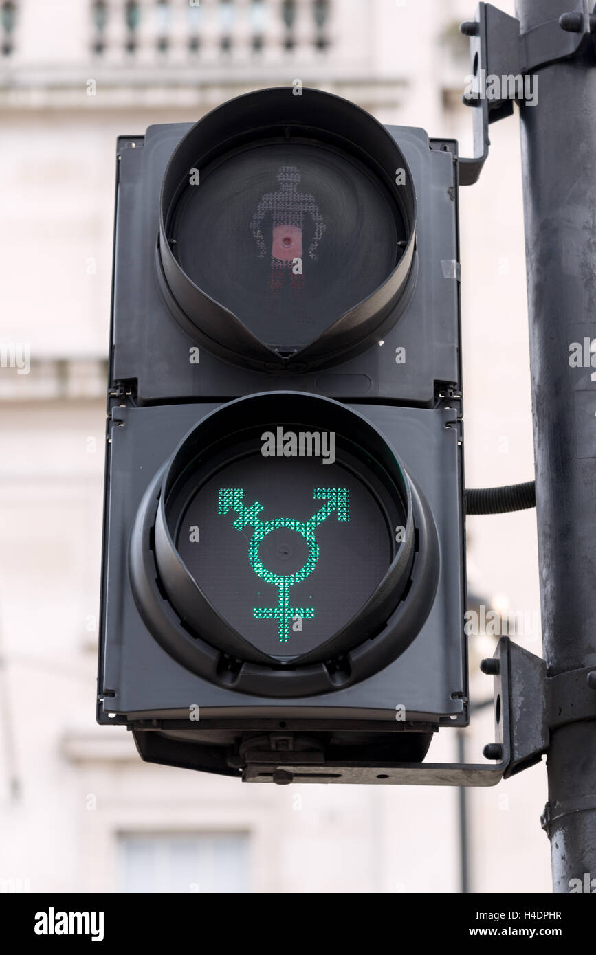 À pied des signes dans les feux de circulation modifiée au cours de Gay Pride Festival, Trafalgar Square, London, England, UK Banque D'Images
