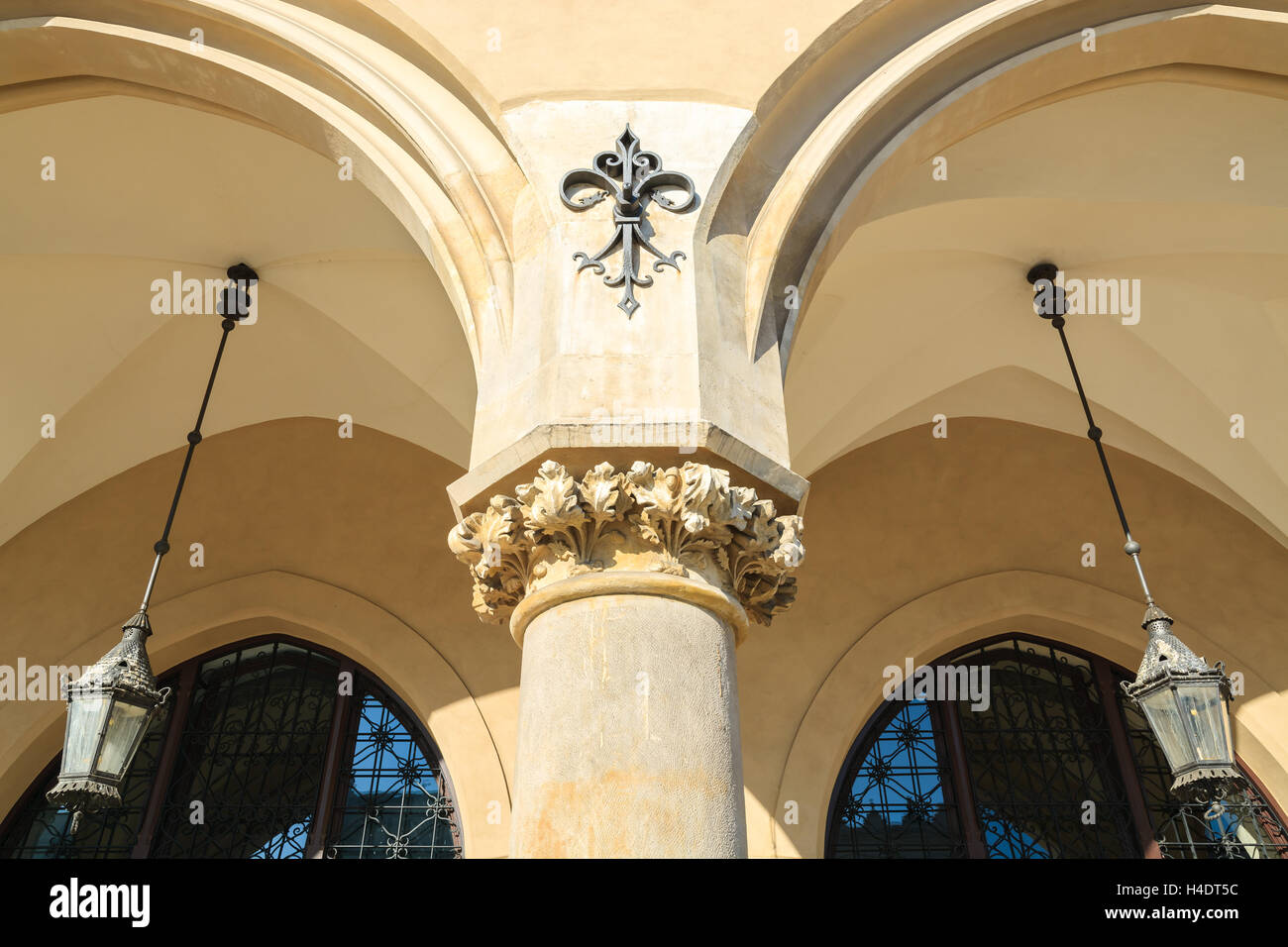 Accrocher les lampes montées sur arch plafond de tissu gothique Sukiennice hall building, Cracovie, Pologne Banque D'Images