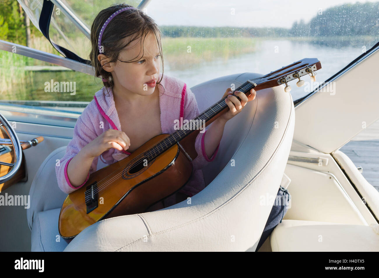 Guitar in boat Banque de photographies et d'images à haute résolution -  Alamy