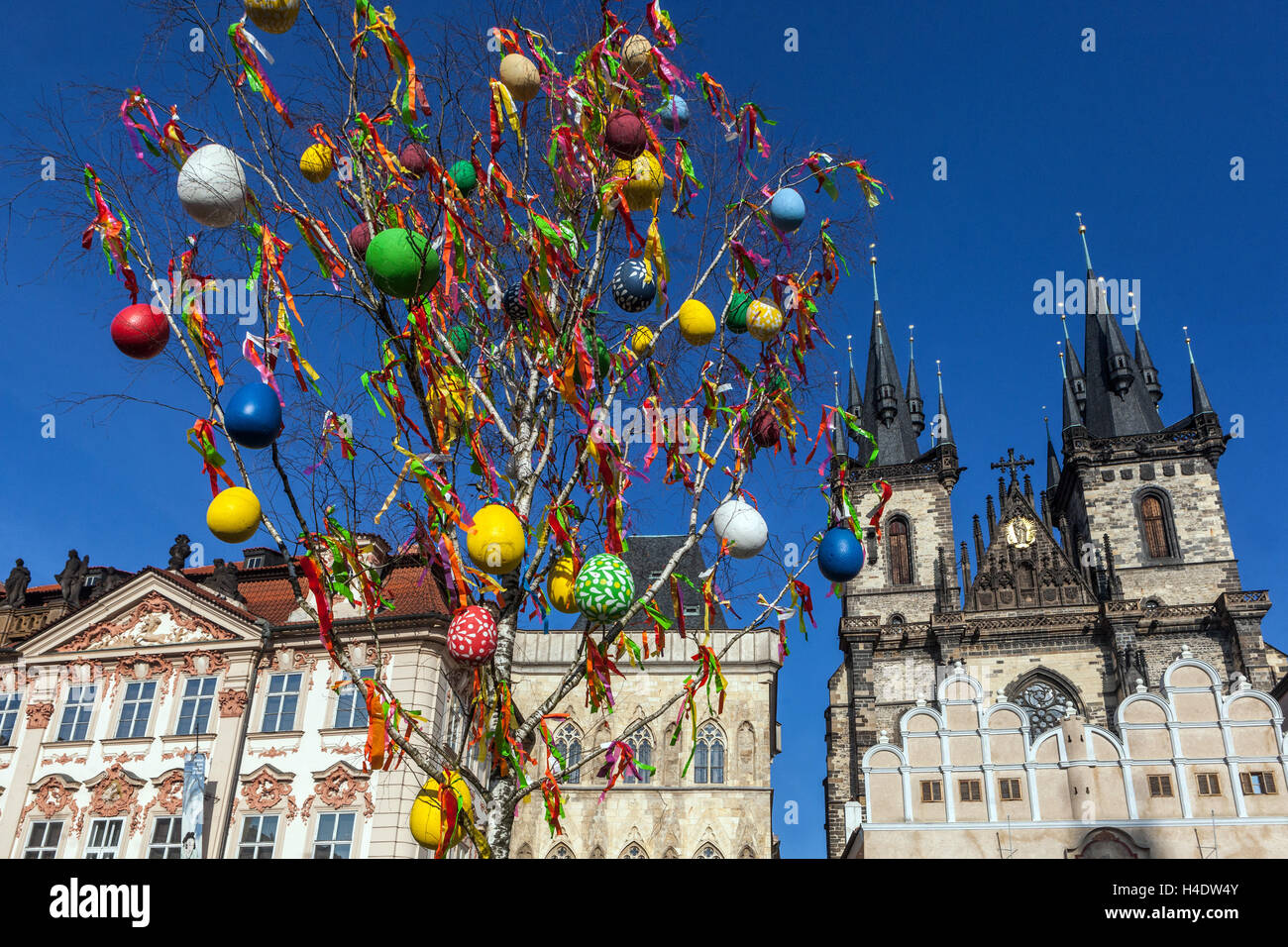 Arbre de Pâques décoré avec des œufs suspendus de couleur sur la place de la Vieille Ville pendant les marchés de Pâques, Prague, République tchèque Banque D'Images