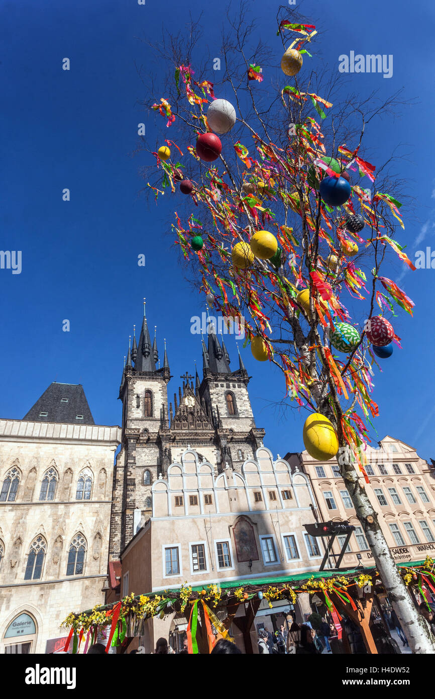 Arbre de Pâques Prague décorées avec des oeufs colorés à la place de la vieille ville pendant le congé de Pâques marchés, Prague, République Tchèque Banque D'Images