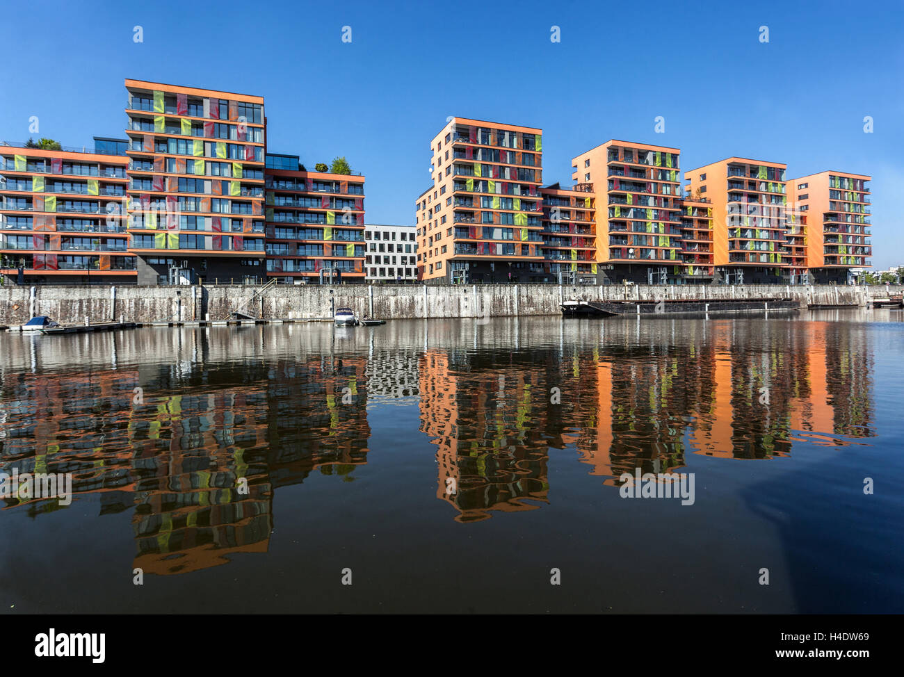 Immeuble d'appartements de Prague sur la rivière Vltava, le port de plaisance de Prague abrite Holesovice Prague, résidence de la République tchèque Banque D'Images