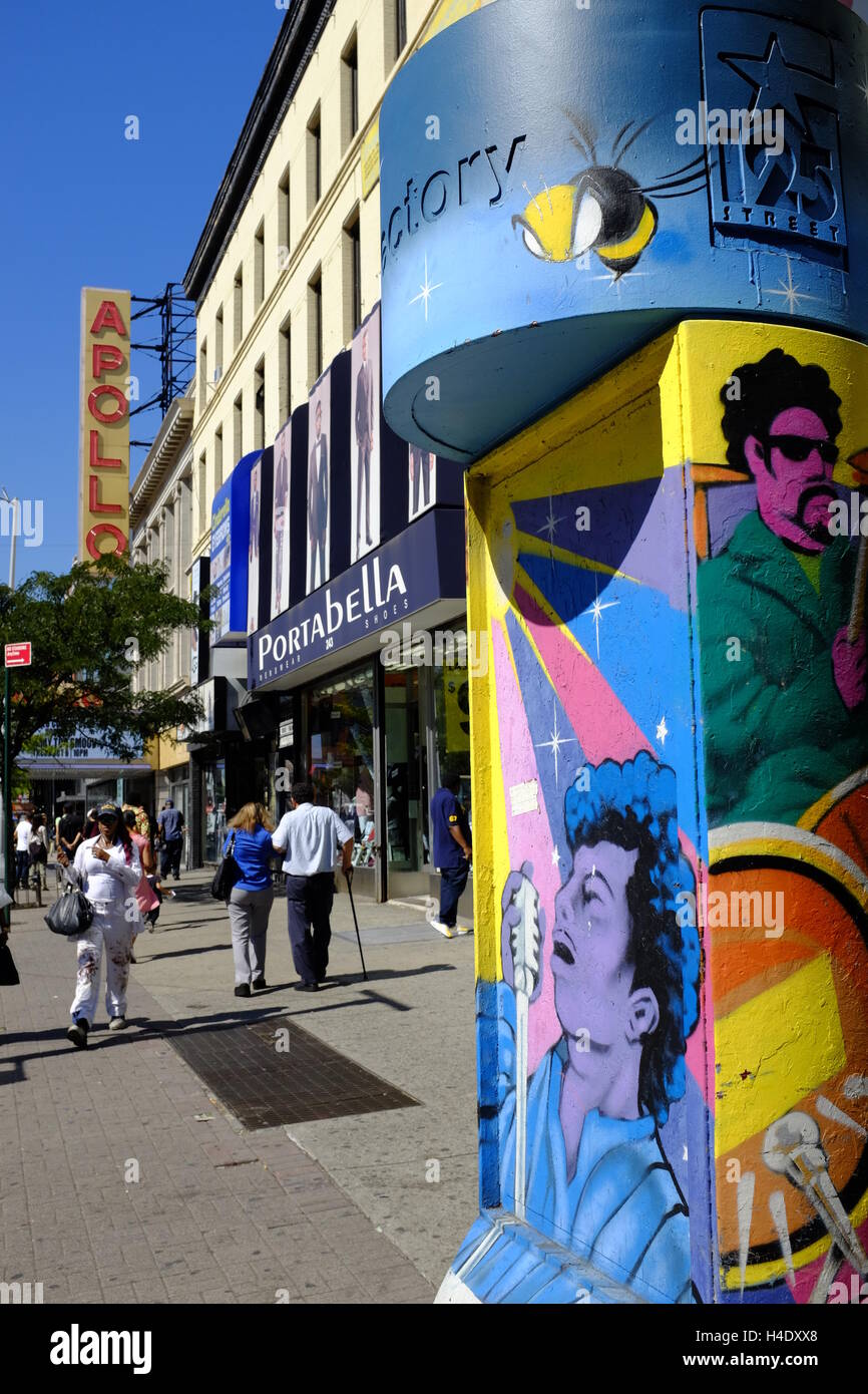Peinture murale sur la rue 125e rue avec le signe de l'Apollo Theatre de l'arrière-plan.Harlem, New York City, USA Banque D'Images