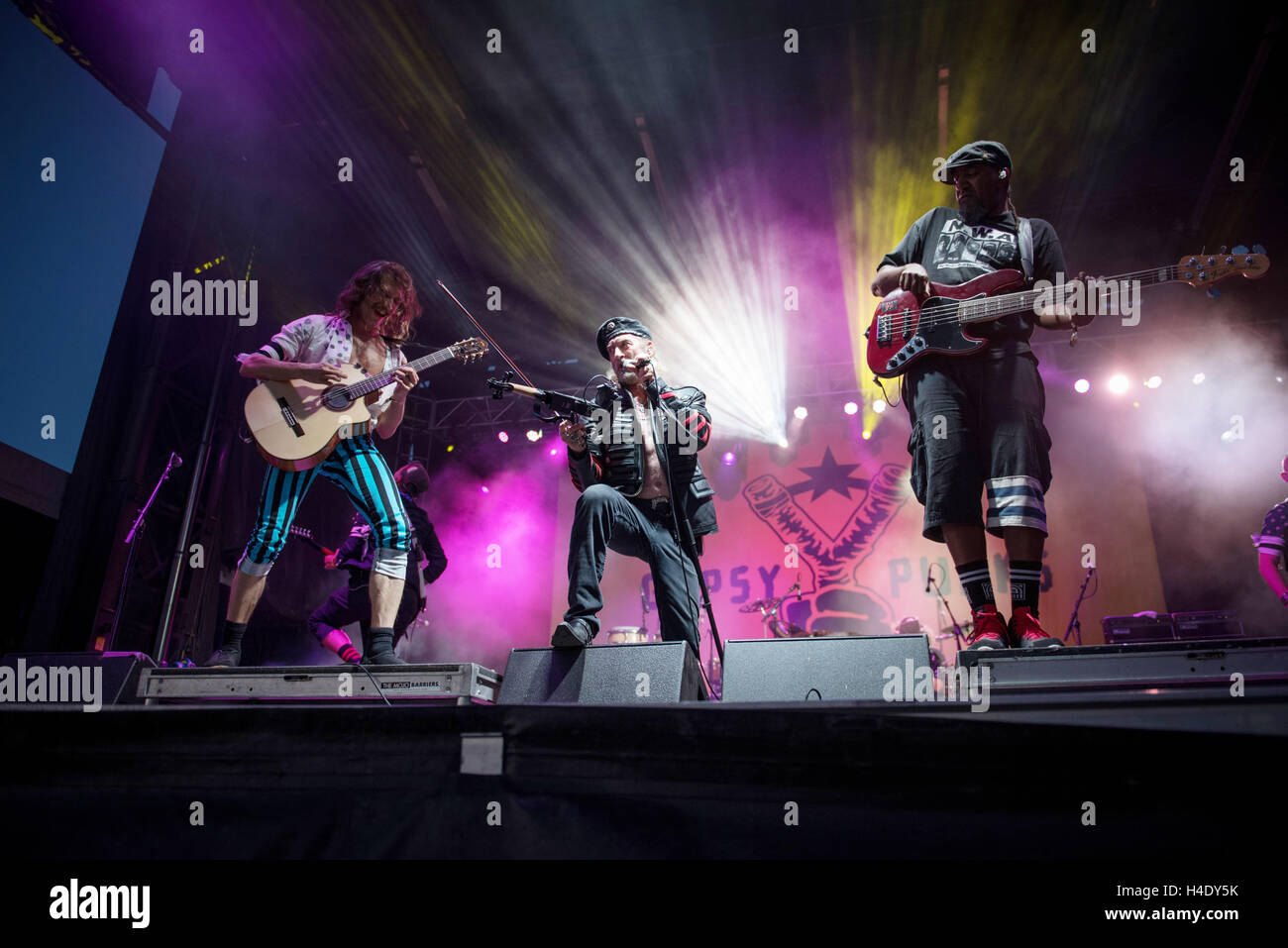 (L-R) Eugene Hütz, Sergey Ryabtsev et Tommy T de Gogol Bordello effectuer à Riot Fest à l'échelle nationale le 4 septembre 2016, complexe à Denver, Colorado Banque D'Images