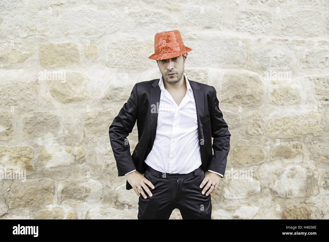 Homme sexy dress posing on city street, modèle Banque D'Images