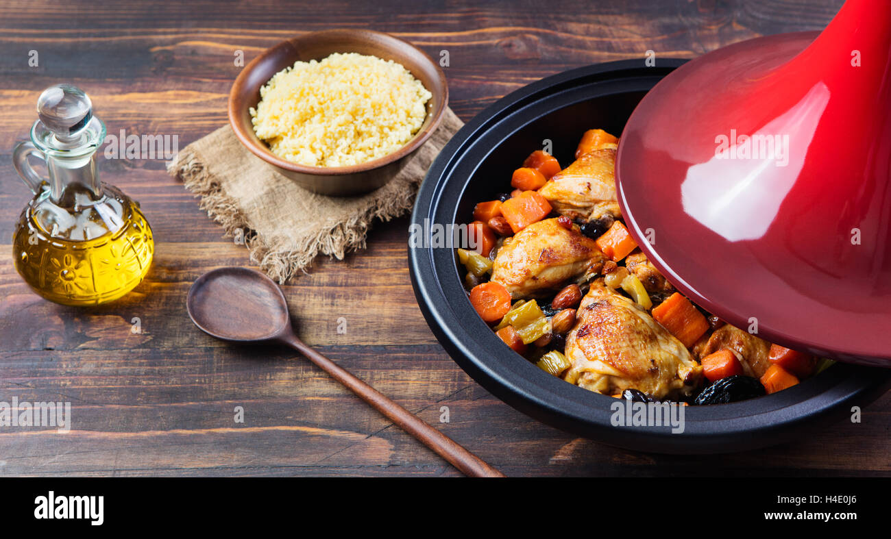 Tagine avec le poulet cuit et les légumes Banque D'Images