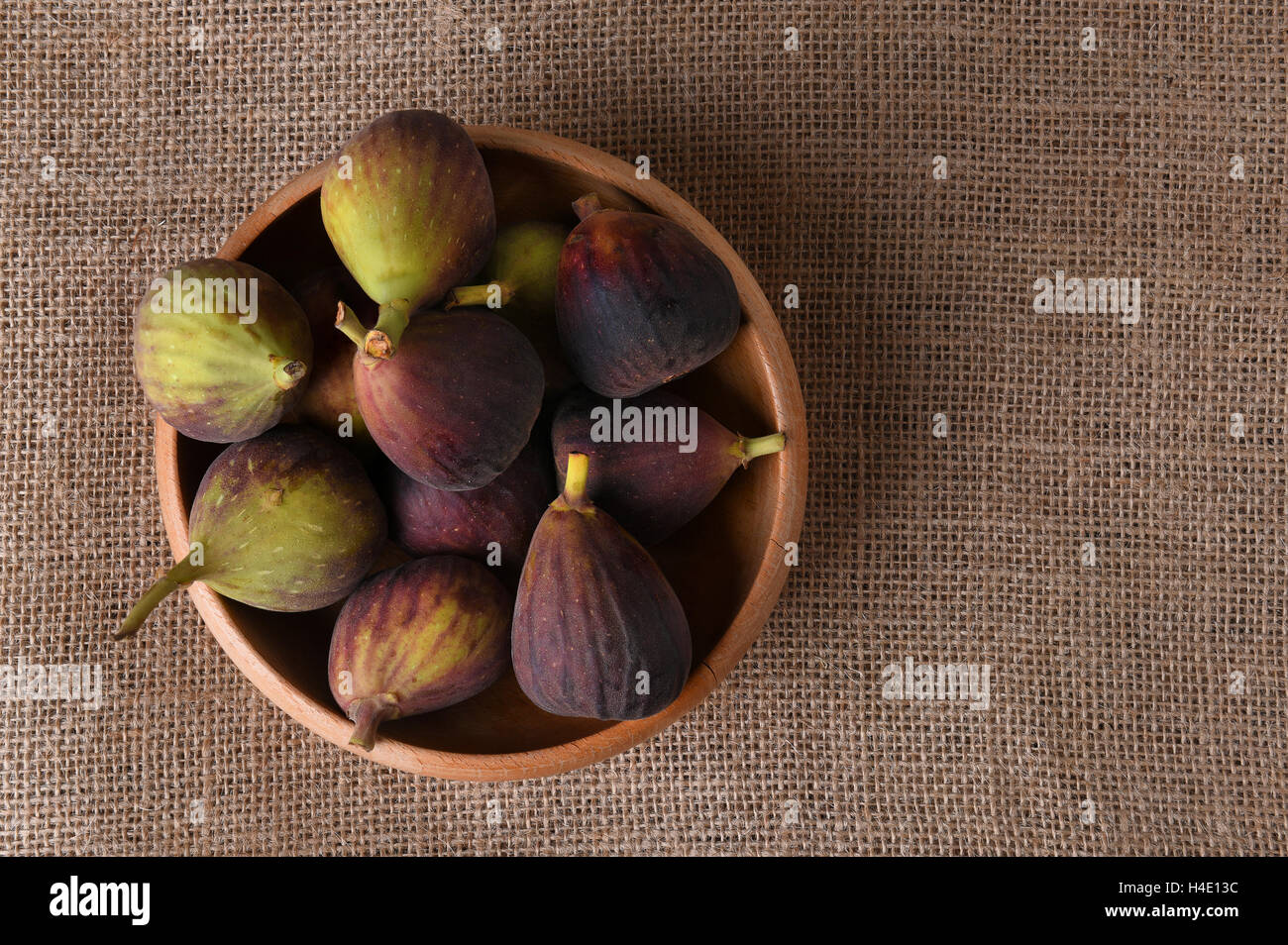 Un bol de bois plein de figues fraîches cueillies. format horizontal avec l'exemplaire de l'espace. Banque D'Images