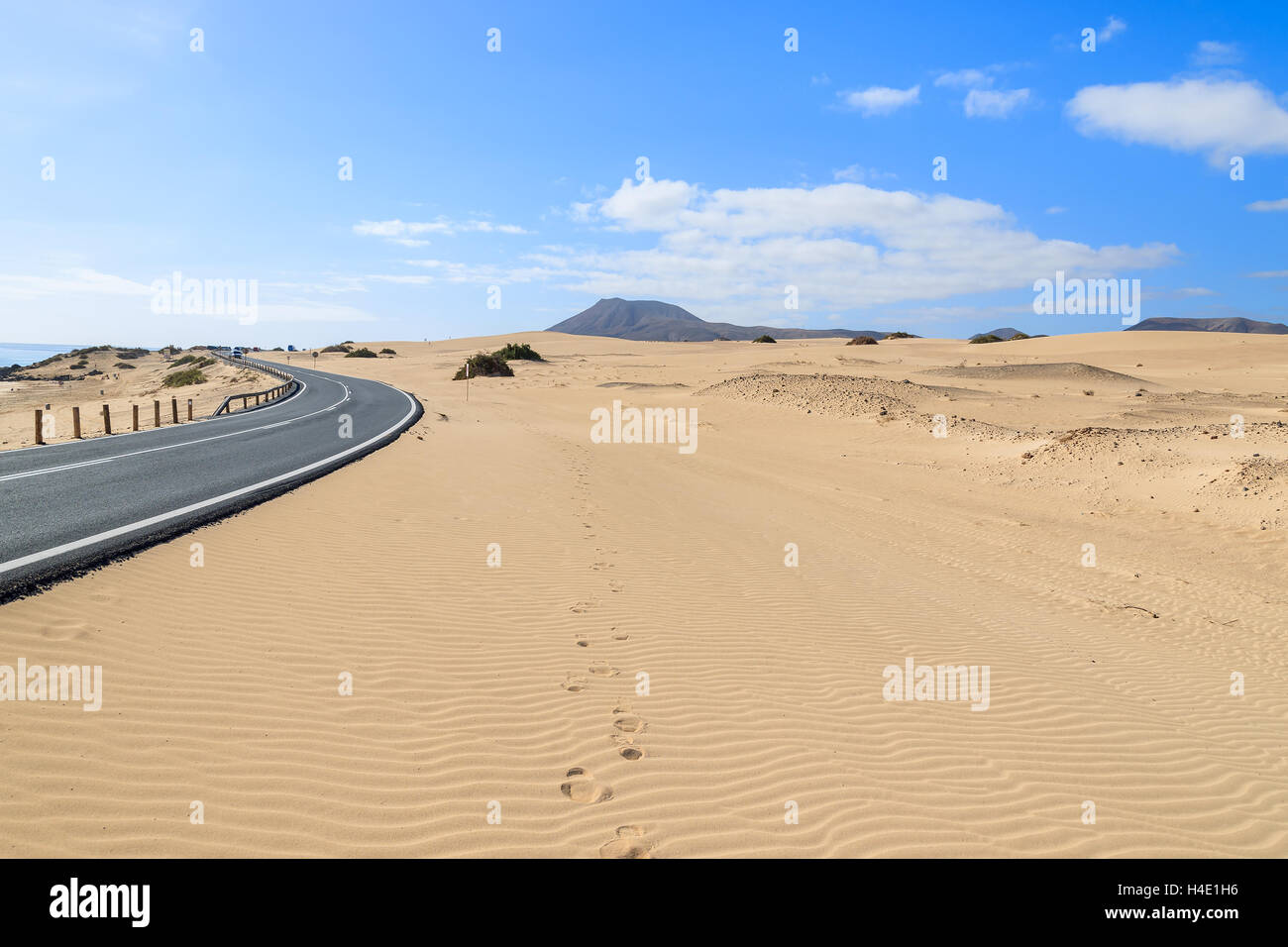 Road dans paysage de désert de dunes de sable dans le Parc National de Corralejo, Fuerteventura, Îles Canaries, Espagne Banque D'Images